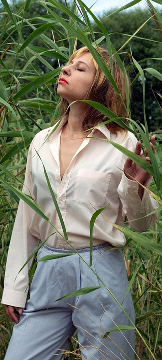 Introspective woman standing in reeds by Vika_Glitter via Pixabay